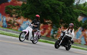 女性輕檔車選購指南-SYM WOWOW 100＆KYMCO A.I.R 150