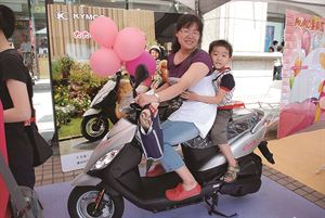 MOMO哥哥姐姐動員 搶攻親子市場　KYMCO Candy110桃園發表會