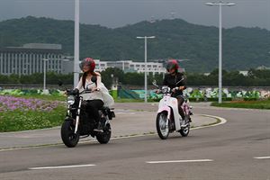 女性輕檔車選購指南    SYM WOWOW 100 EFi　KYMCO A.I.R 150
