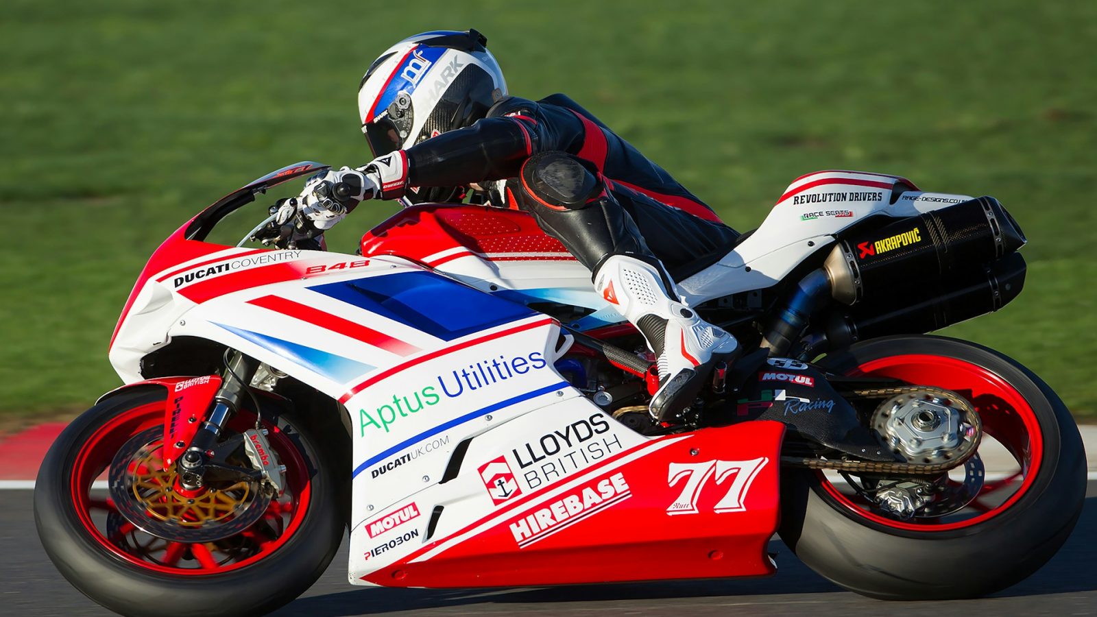 圖片說明文字（Caption/Alt Text）是用來描述圖片內容的文字，幫助使用者理解圖片涵義