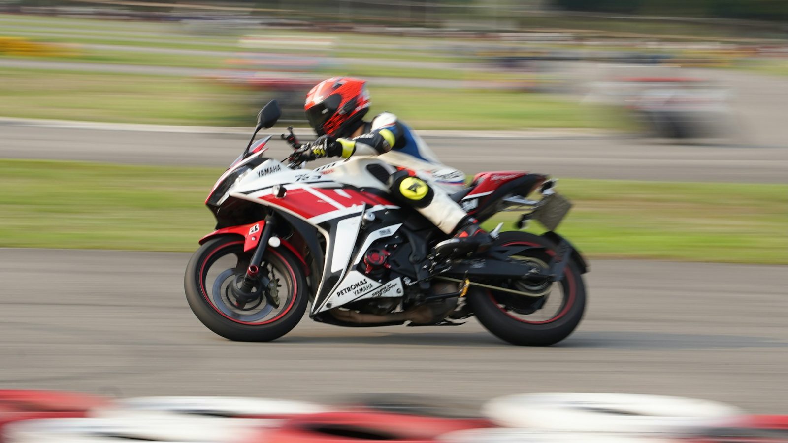 圖片說明文字（Caption/Alt Text）是用來描述圖片內容的文字，幫助使用者理解圖片涵義