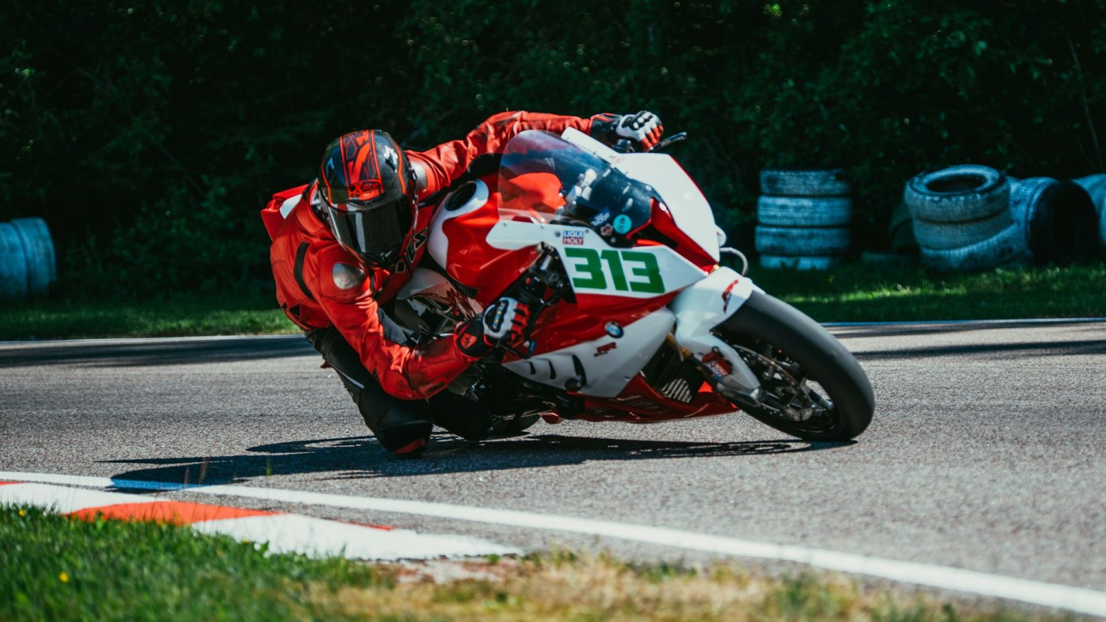 圖片說明文字（Caption/Alt Text）是用來描述圖片內容的文字，幫助使用者理解圖片涵義